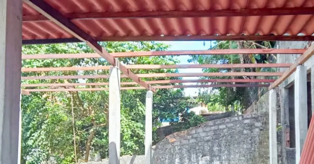 Estrutura metálica de cobertura em construção