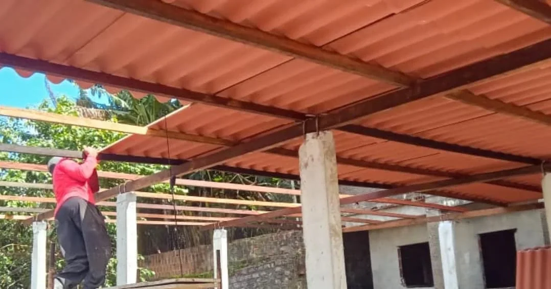 Cobertura de telhas instalada sobre estrutura metálica