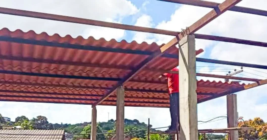 Montagem inicial de telhas sobre estrutura metálica