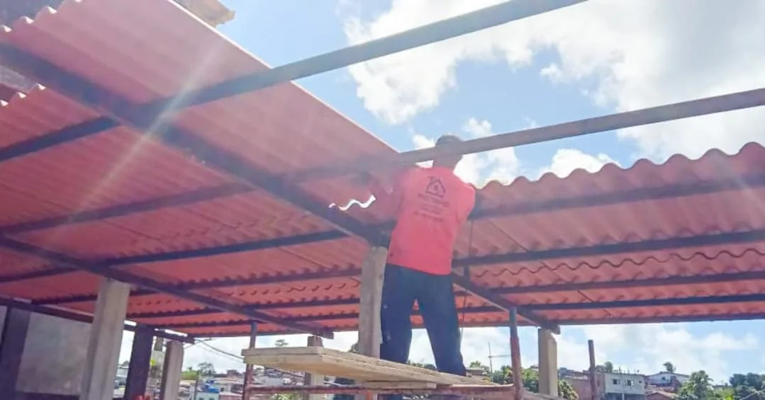 Profissional instalando cobertura de telhas